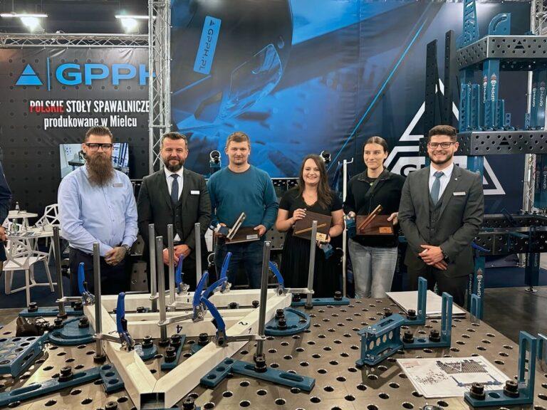 Foto ar konkursa “Izgatavo konstrukciju pēc iespējas ātrāk un laimē metināšanas galdu” uzvarētājiem 2023. gada 29. martā