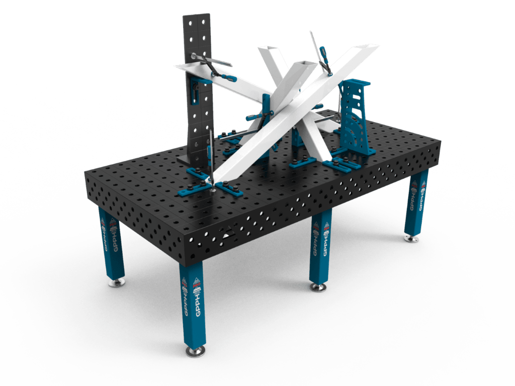 Tradycyjny stół spawalniczy PRO 2400x1200 mm z ułożoną na nim konstrukcją
