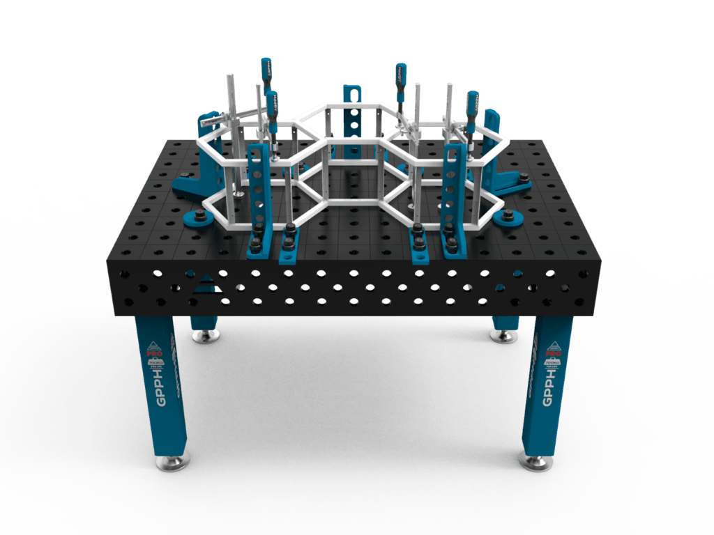 Tradycyjny stół spawalniczy PRO 150x100 cm z ułożoną na nim konstrukcją półki plaster miodu.