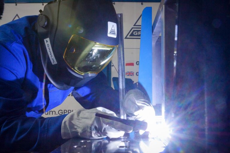 Soldador durante la construcción en la mesa de soldadura GPPH. 