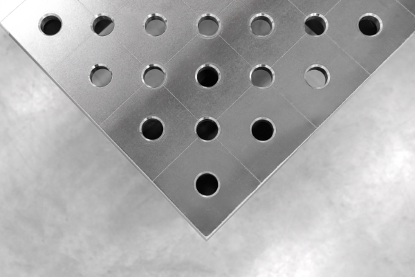 Stół Spawalniczy PRO Siatka - diagonalna, System - Φ28, Rozmiar - 2400x1200mm