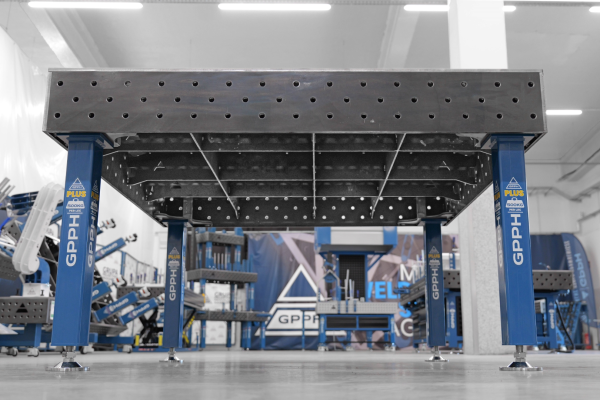 Stół Spawalniczy PLUS 1500x1480 mm – System otworów φ16, siatka 100x100 mm