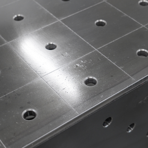 Stół Spawalniczy PLUS 1500x1480 mm – System otworów φ16, siatka 100x100 mm