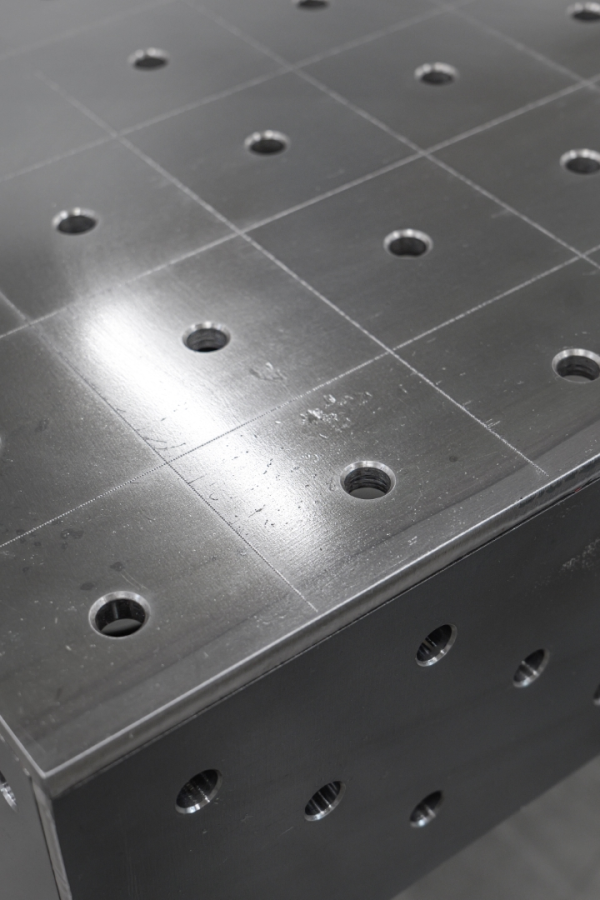 Stół Spawalniczy PLUS 1500x1480 mm – System otworów φ16, siatka 100x100 mm