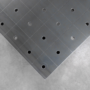 Stół Spawalniczy PLUS 1500x1480 mm – System otworów φ16, siatka 100x100 mm