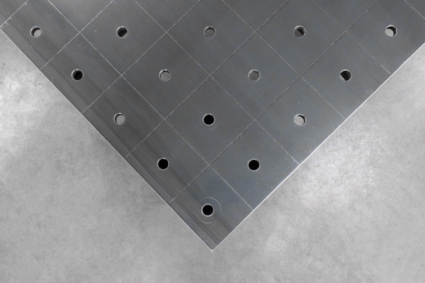 Stół Spawalniczy PLUS 1500x1480 mm – System otworów φ16, siatka 100x100 mm