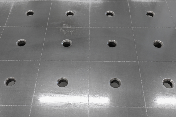 Stół Spawalniczy PLUS 1500x1480 mm – System otworów φ16, siatka 100x100 mm