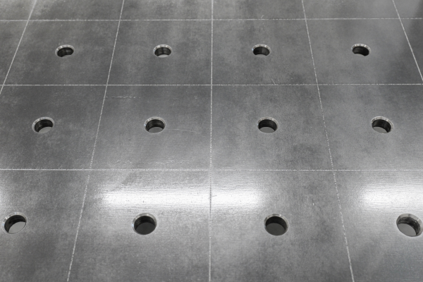 Stół Spawalniczy PLUS 1500x1480 mm – System otworów φ16, siatka 100x100 mm